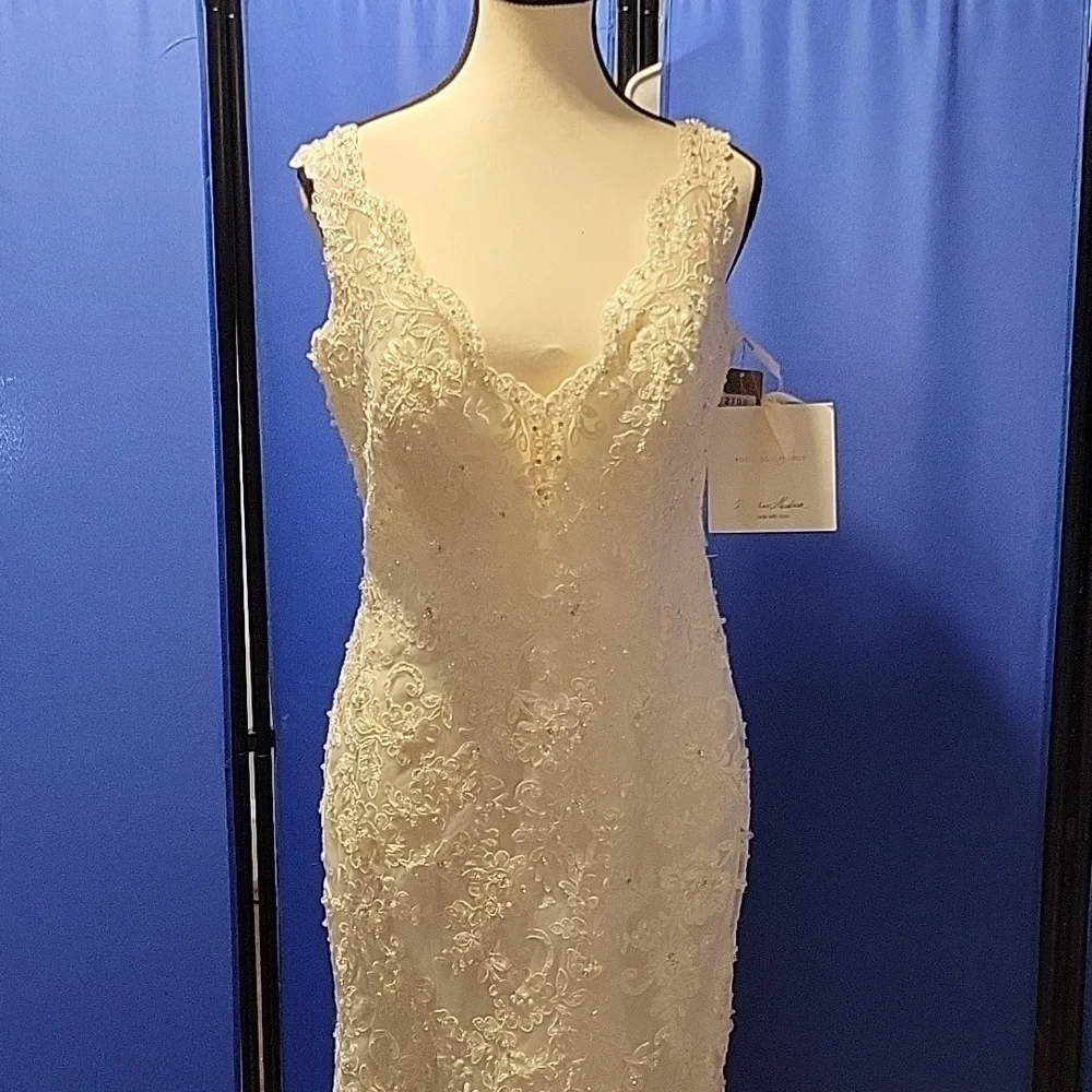 Elegant  Ivory Wedding Dress - Picture 12 of 17